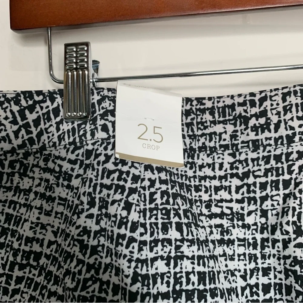 New Weekends By Chico's womens Crop Pants size 2.5(14) Black white BNWT